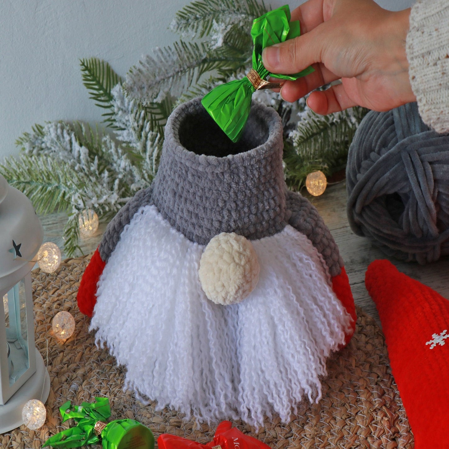 Crochet pattern Christmas Gnome, US standard terms, Skill level beginner