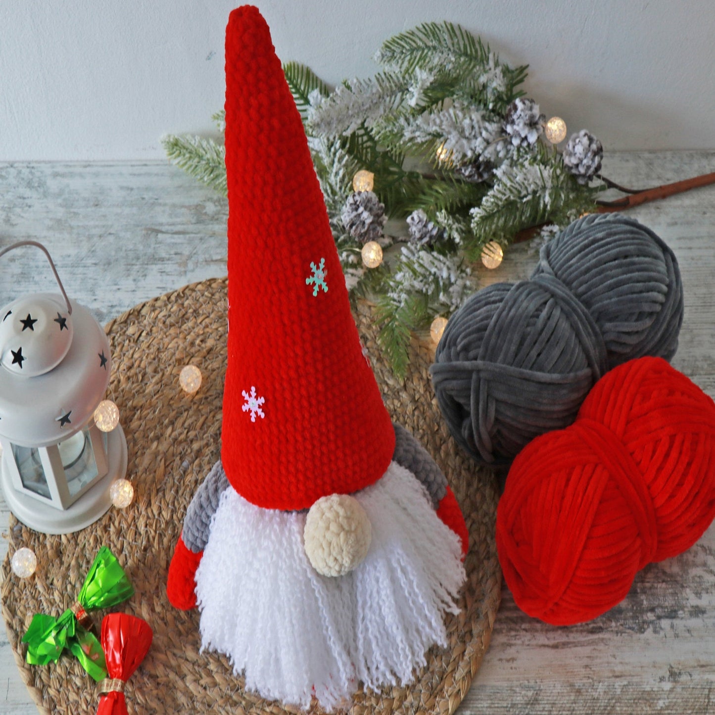 Crochet pattern Christmas Gnome, US standard terms, Skill level beginner
