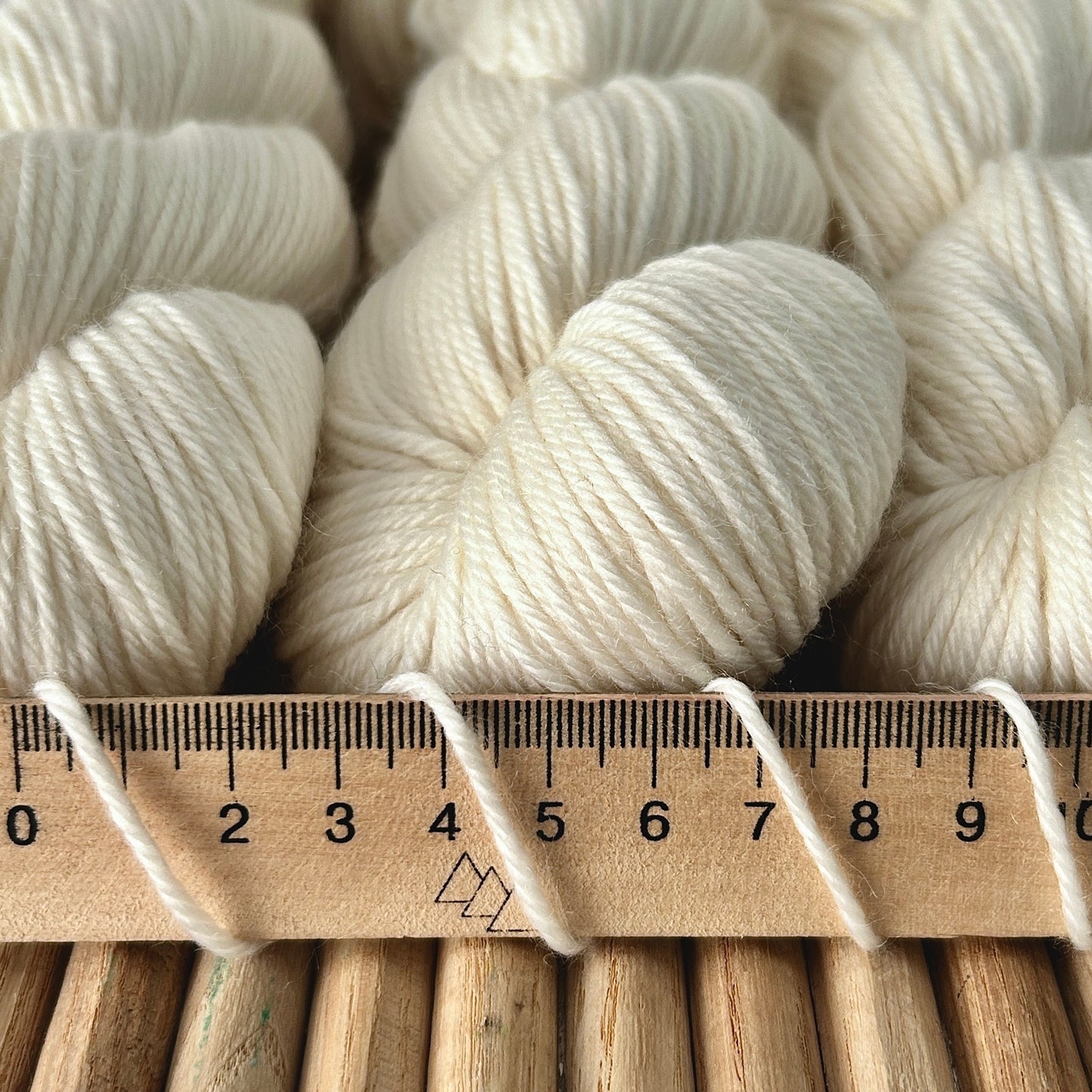 Undyed MERINO WOOL Yarn, Natural Worsted Weight Yarn, 75% Merino Wool, Blank Yarn for Dyeing, Knitting Yarn, Crochet Yarn
