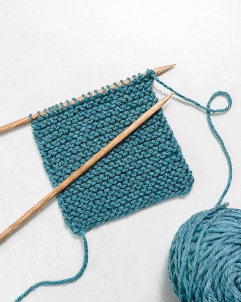 Learn how to knit step by step with this beginner’s guide. Discover the difference between U.S. and European knitting styles, basic stitches, and the best yarn & tools from Candy Yarn — shipped worldwide.