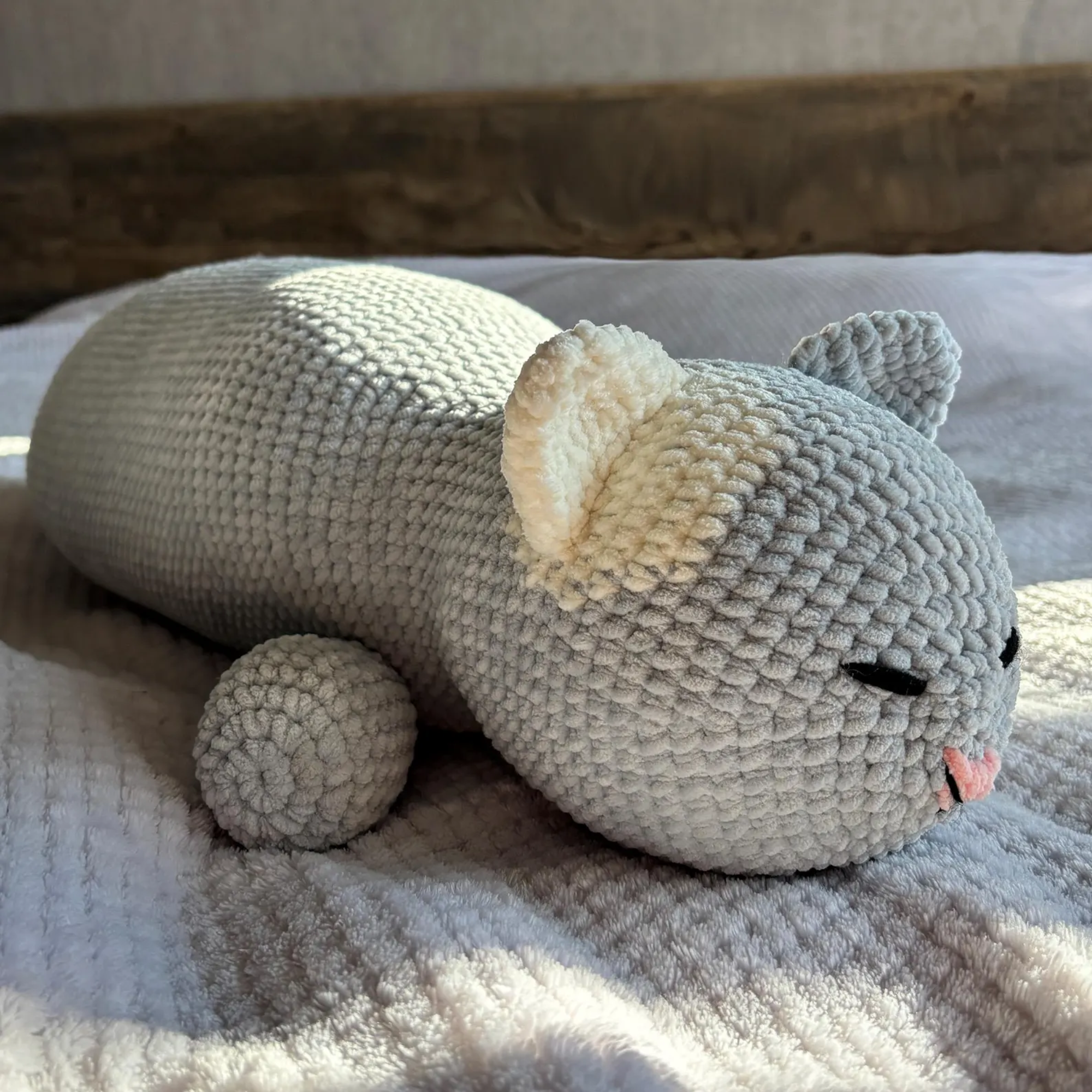 CAT PILLOW Crochet Pattern (skill level beginner)