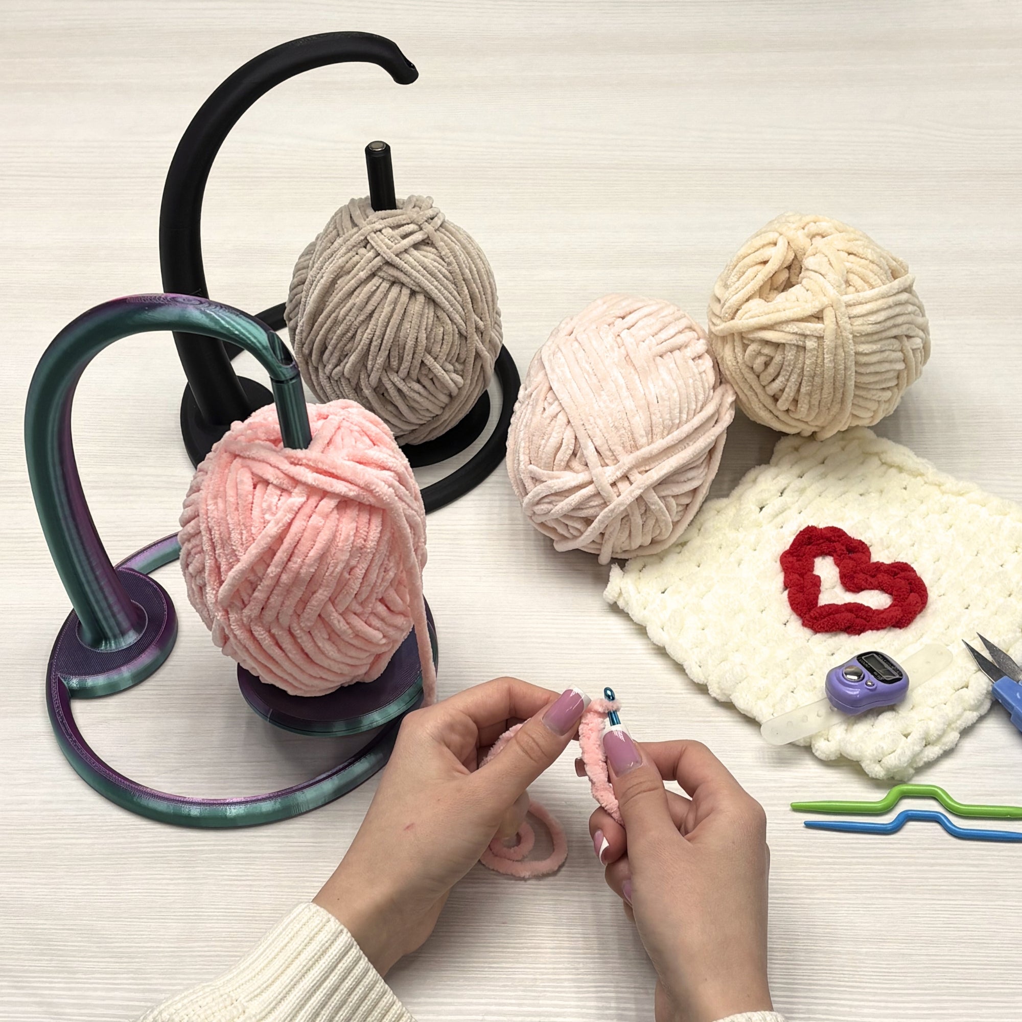 Magnetic Rotating Yarn Holder