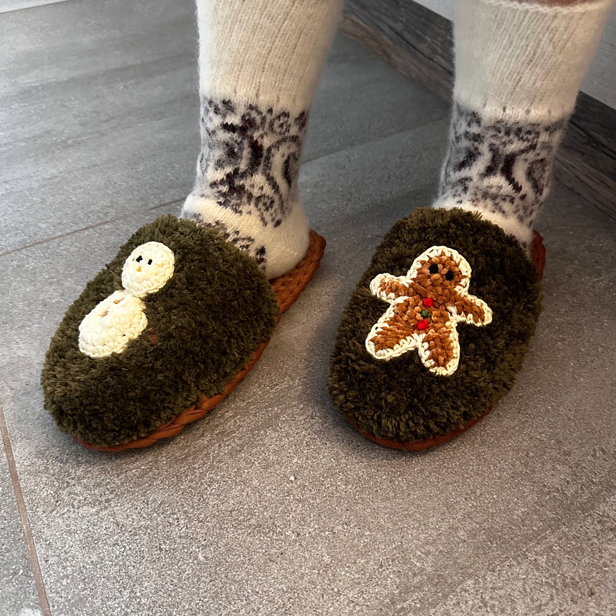 CHRISTMAS SLIPPERS Crochet Pattern (skill level Intermediate)