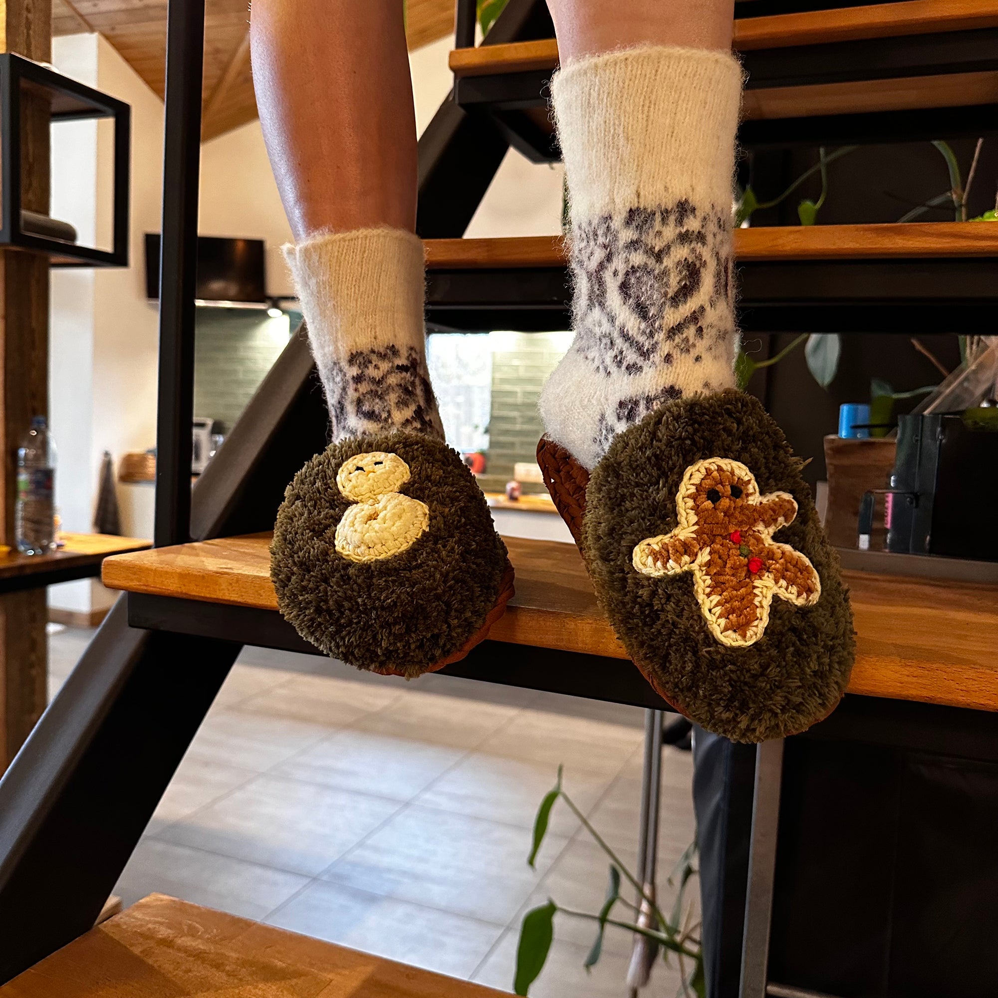 CHRISTMAS SLIPPERS Crochet Pattern (skill level Intermediate)