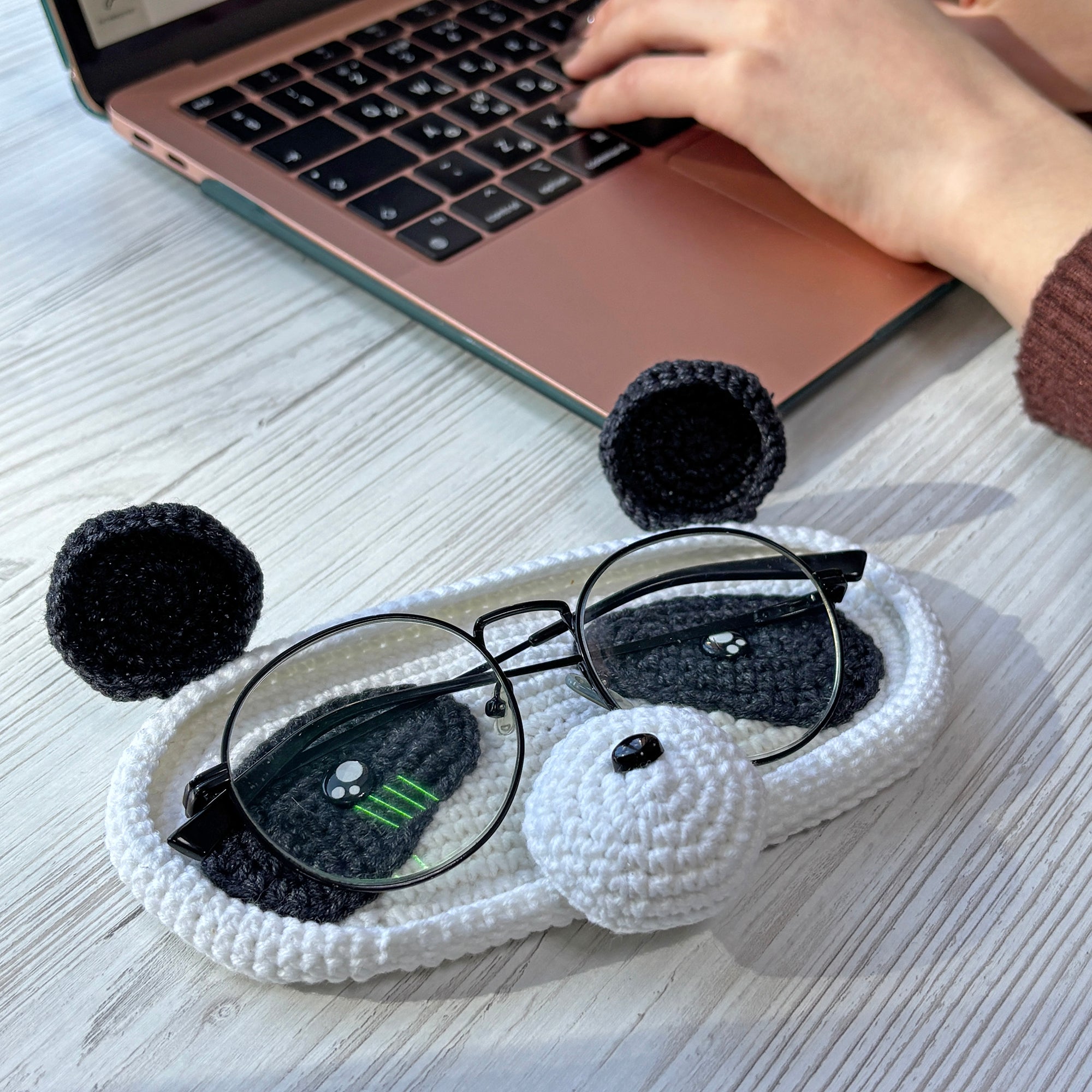 PANDAS GLASSES HOLDER Crochet Pattern (skill level Beginner)