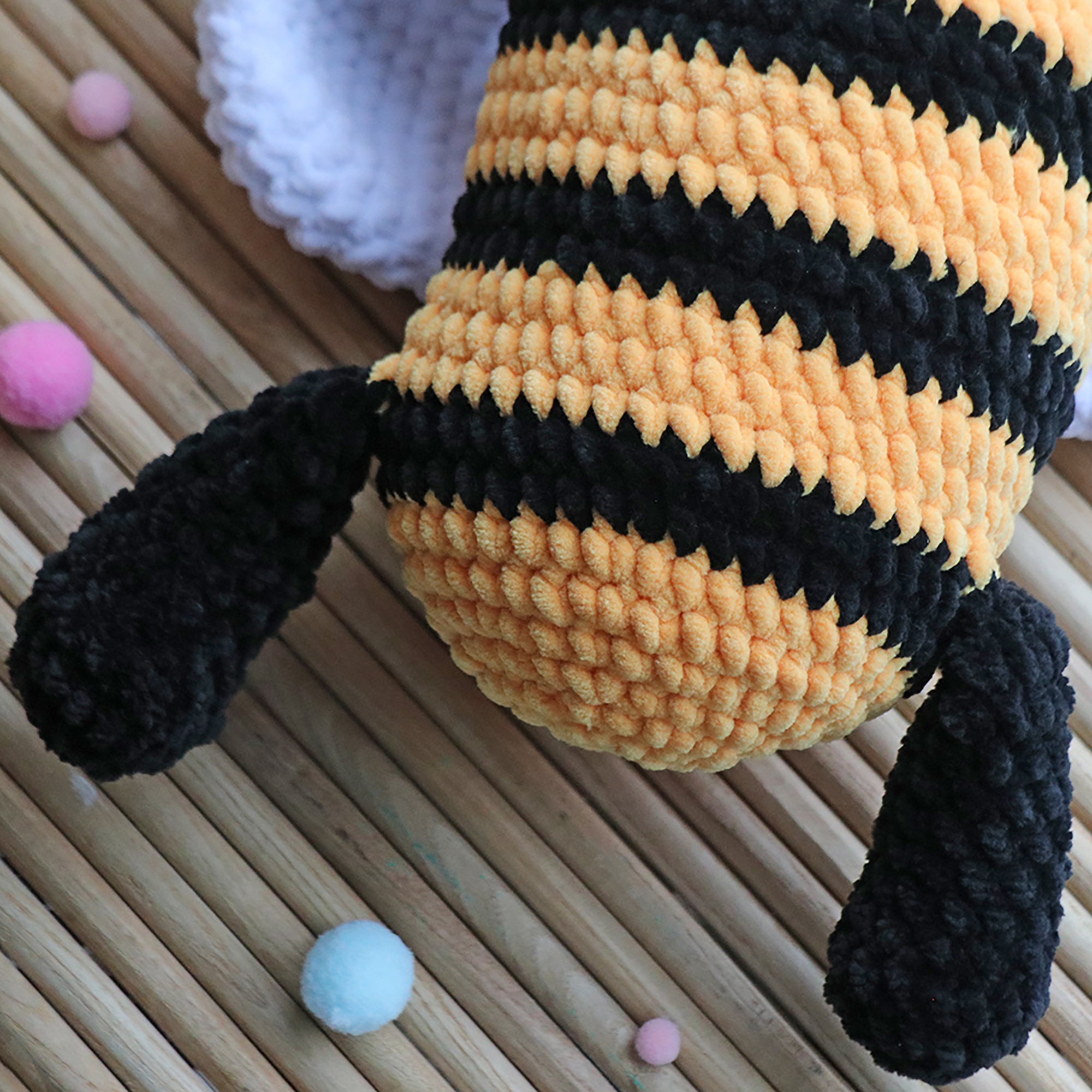 CUTE BUMBLEBEE Crochet Pattern (skill level Beginner)