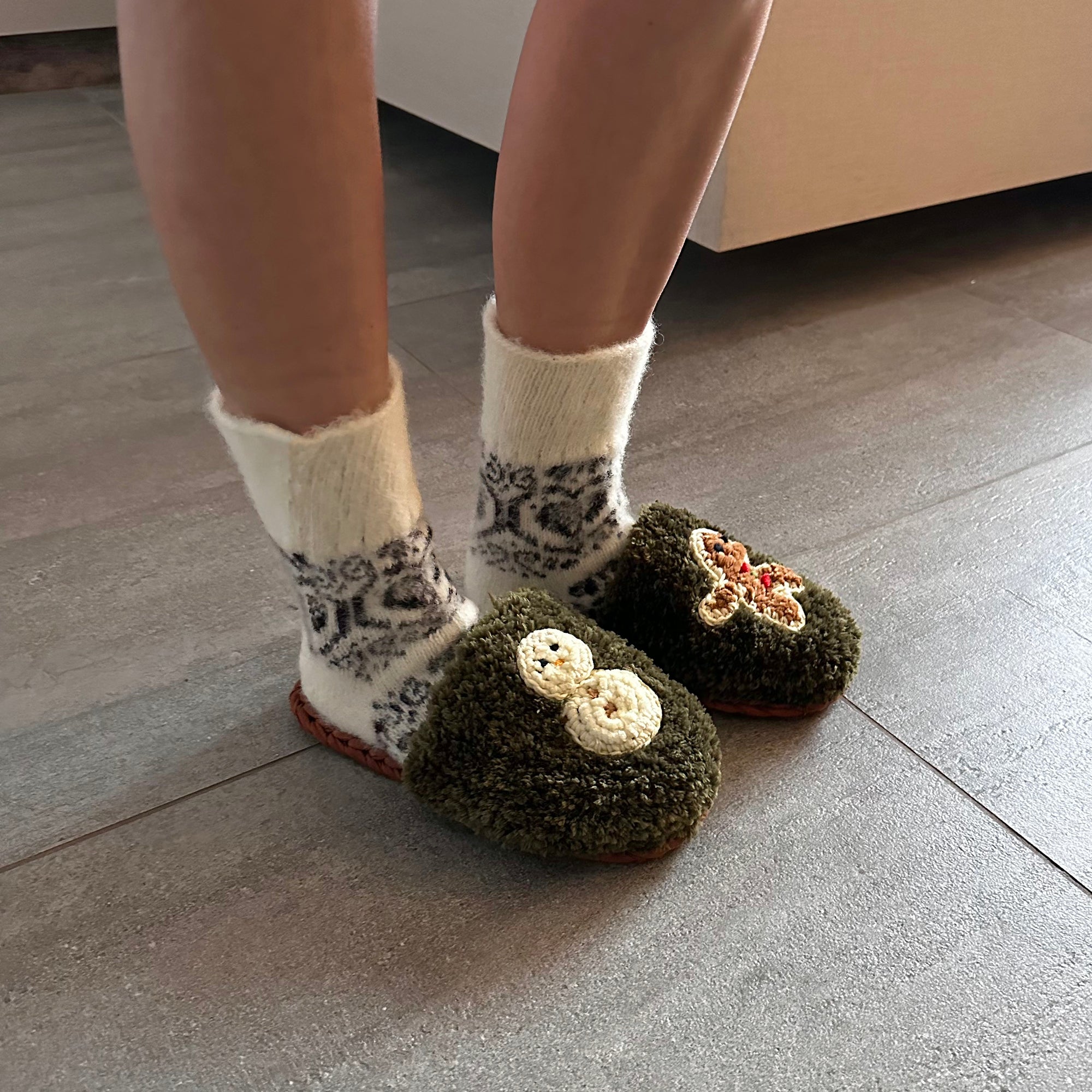 CHRISTMAS SLIPPERS Crochet Pattern (skill level Intermediate)