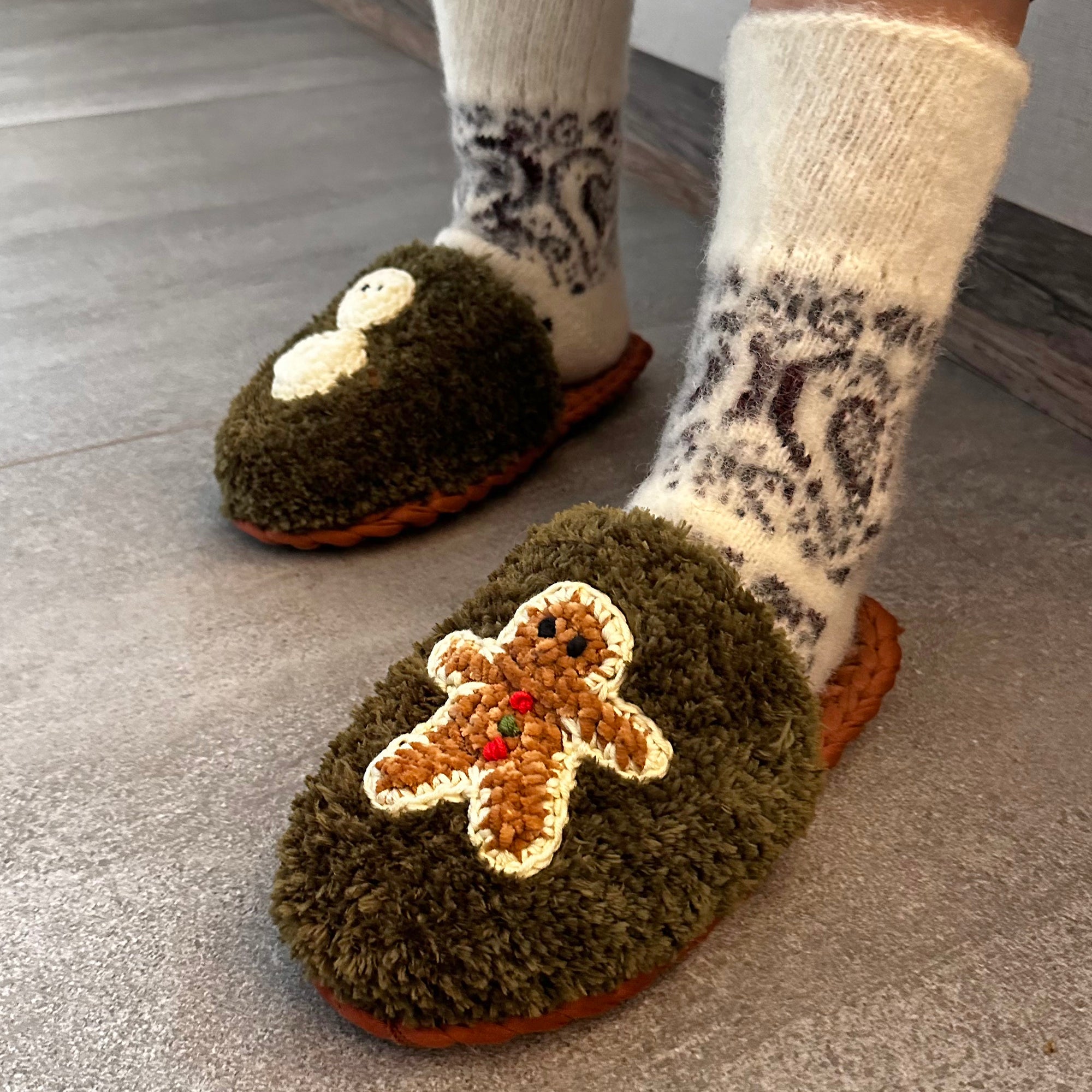CHRISTMAS SLIPPERS Crochet Pattern (skill level Intermediate)