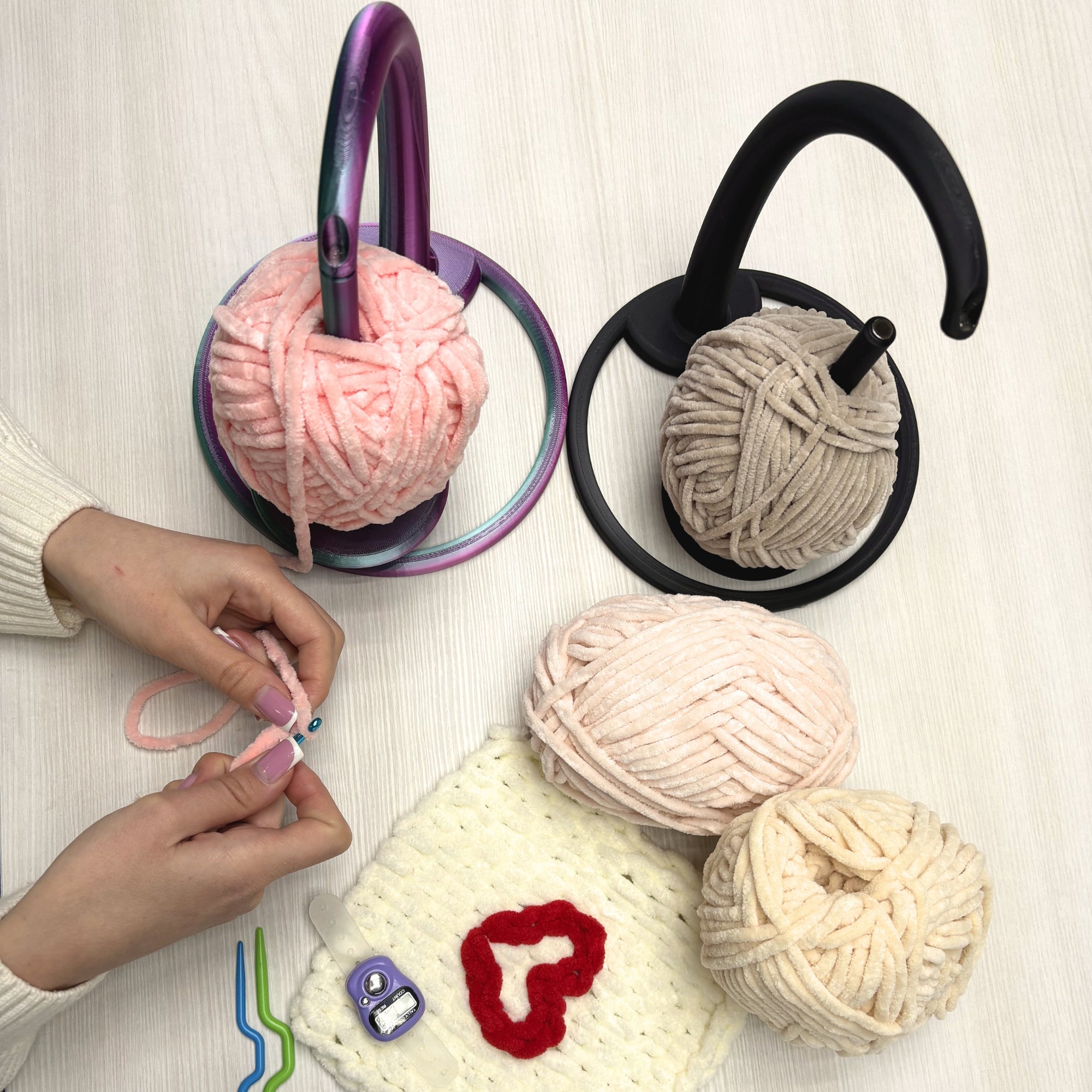 Magnetic Rotating Yarn Holder