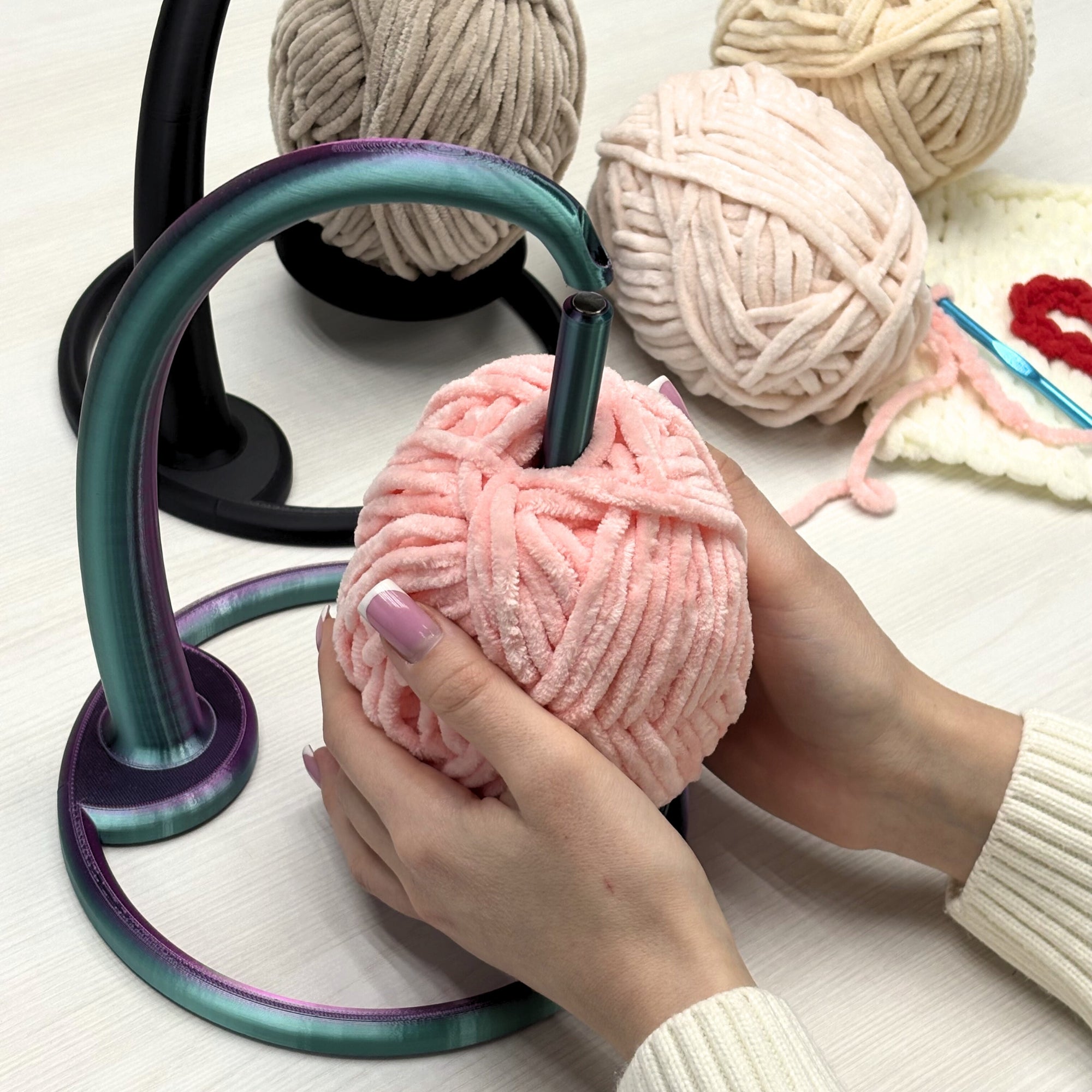 Magnetic Rotating Yarn Holder