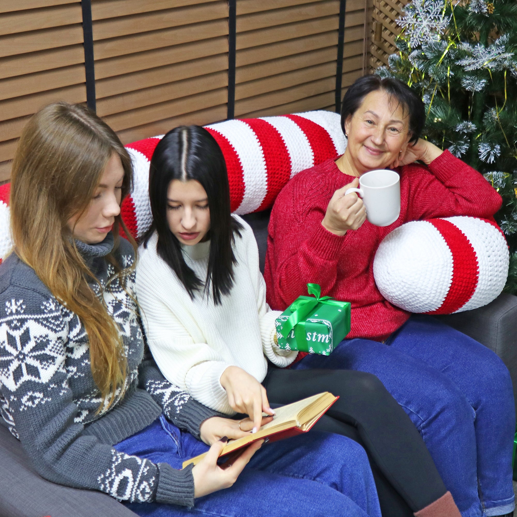 GIANT CANDY CANE Crochet Pattern (skill level beginner)