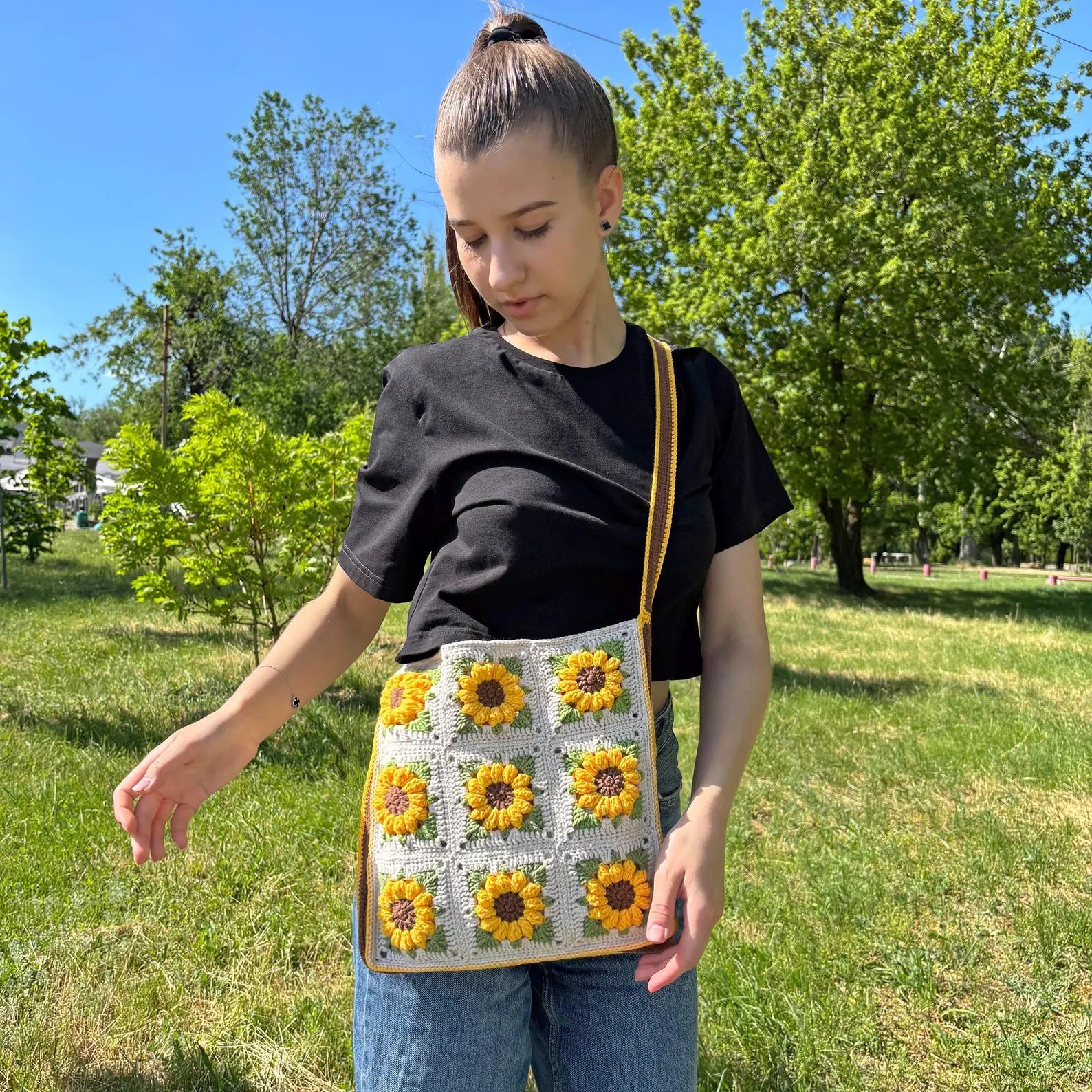 Sunflower Granny Square Tote Bag Crochet Kit (skill level Intermediate)