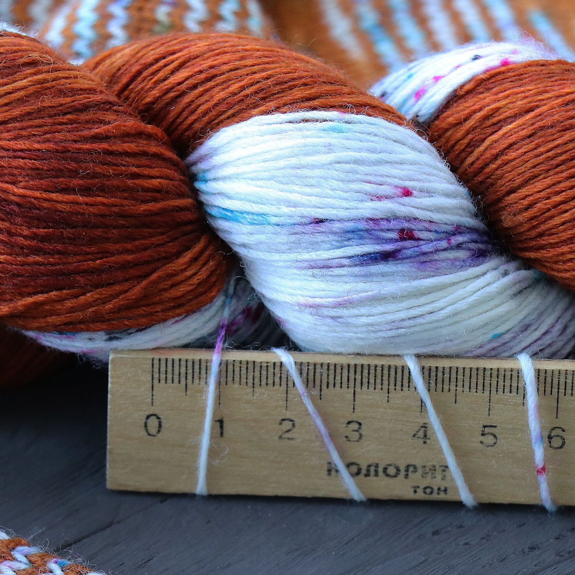 SOCK YARN. Hand dyed sock yarn. Fingering sock yarn. Sprinkle yarn. Merino wool sock yarn. 100 g / 400 m. Color and quantity optional