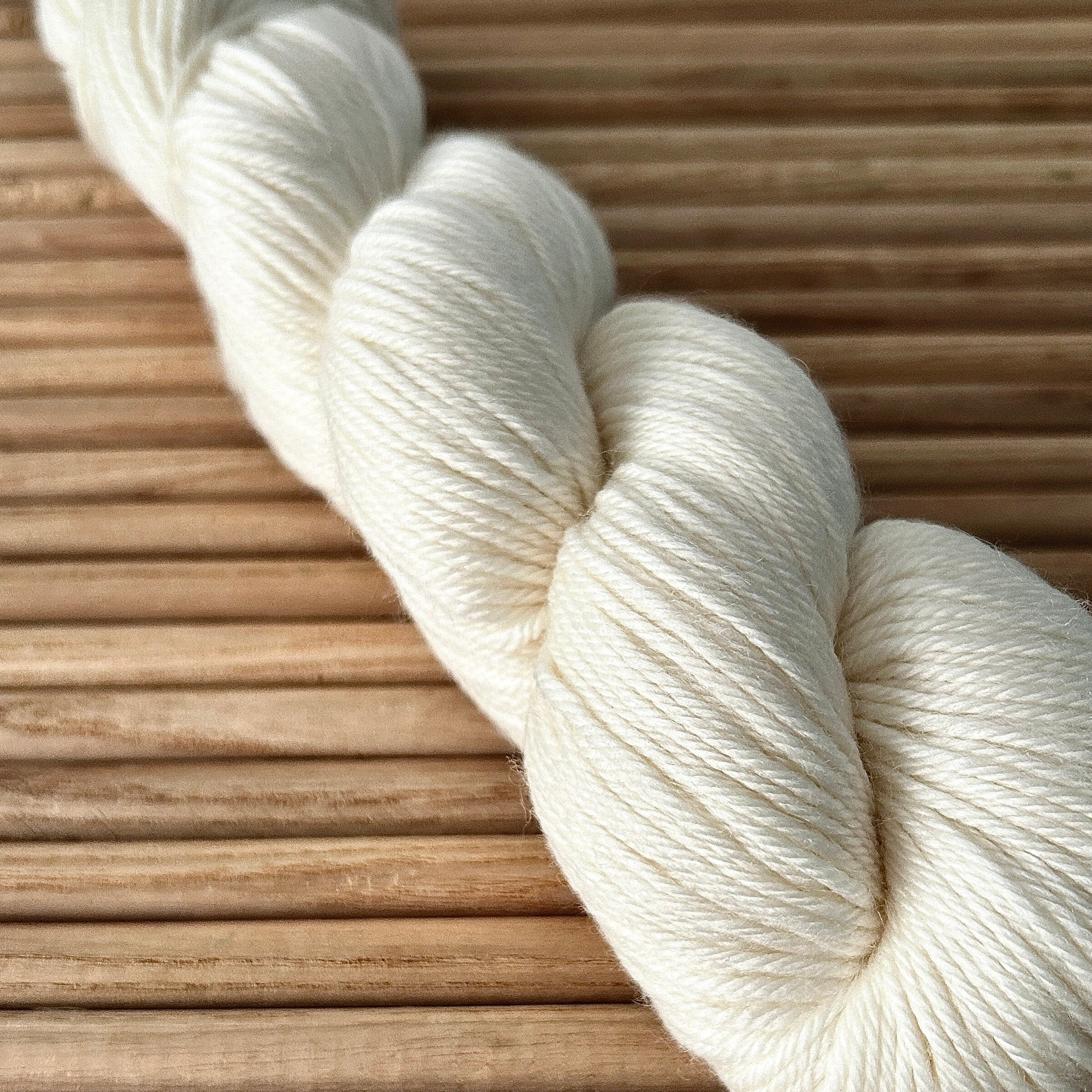 Undyed MERINO WOOL Yarn, Natural Worsted Weight Yarn, 75% Merino Wool, Blank Yarn for Dyeing, Knitting Yarn, Crochet Yarn